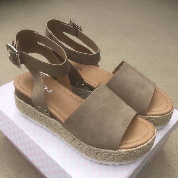 Super cute sandals!! - Picture 3 of 4